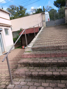 Photo de galerie - Réalisation d'une barrière main courante 
et  d'une grilles de defense 