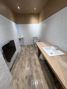 Photo de galerie - Rénovation sol en imitation parquet format 20x120  et murs en faïence métro 7,5x15