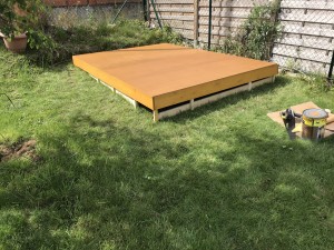 Photo de galerie - Fabrication d’un plancher en bois pour abris de jardin. Le sol n’était pas droit et il était interdit de faire une chape béton 
