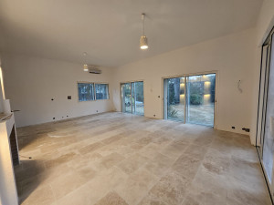 Photo de galerie - Pose de travertin au sol, peinture, placo, rénovation complète du salon.