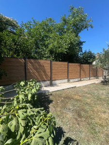 Photo de galerie - Pose d’une clôture imitation bois poteaux aluminium lame pvc renforcé 