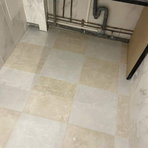 Photo de galerie -   pose de carrelage dans une salle de bain 