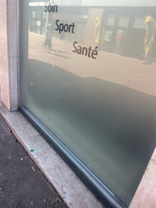 Photo de galerie - Nettoyage vitre magasin (AVANT )