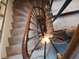 Photo de galerie - Entretien vernis en attendant la rénovation escalier 