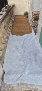 Photo de galerie - Pose du geotextile et sable pour la préparation de la pose des dalles 