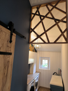 Photo de galerie - Agencement cellier avec des meubles du commerce et sur-mesure