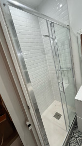 Photo de galerie - Pose porte coulissante douche 