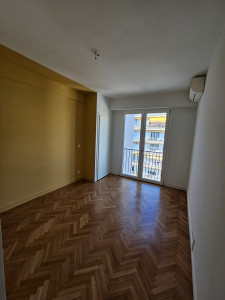 Photo de galerie - Réalisation d'une chambre avec une couleur en tête de lit.  