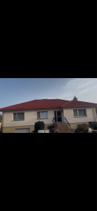 Photo de galerie - RÉNOVATION TOITURE & FAÇADE  ✔ Changement des closoirs   ✔ Application d’un hydrofuge coloré   ✔ Nettoyage complet (mousses & saletés)  Résultat : une maison propre, protégée et comme neuve !  ? Devis gratuit – Intervention rapide