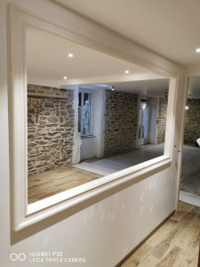 Photo de galerie - Rénovation avec création d’une ouverture avec habillage moulurer en plâtre afin d’y placer une verrière 