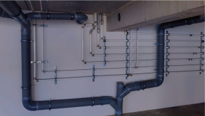 Photo de galerie - L'écoulement en PVC et les distributions de chaud et de froid en multicouche