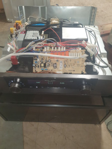 Photo de galerie - Réparation Four ASKO. 

L'appareil a été ouvert pour un diagnostic approfondi de la carte électronique de puissance et de commande.

Vérification du circuit d'alimentation et des connectiques suite à un défaut de chauffe.