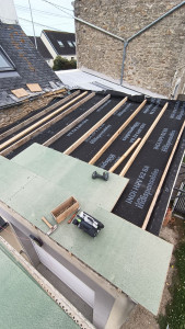 Photo de galerie - -Remplacement  couverture ,pose écran sous toiture ainsi que la pose d'un  support  d'étanchéité de type panneau particule CTBH pour la réception d'une manbrane en epdm  