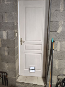 Photo de galerie - Recherche de porte sur mesure plus pose de chatière. 