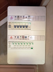 Photo de galerie - Remplacement de tableau avec réutilisation du matériel existant, si conforme et en bon état.