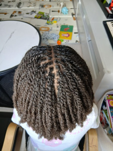 Photo de galerie - Micro twist sur cheveux naturels,resserage micro locs et dépose de micro twists