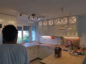 Photo de galerie - Éclairage cuisine, plan de travail, vaissellier 
