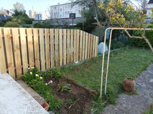 Photo de galerie - Réalisation d'une clôture ajourée en pin.