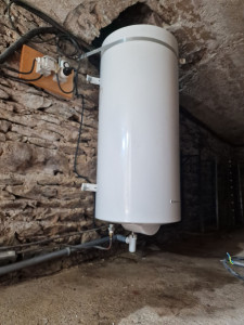 Photo de galerie - Remplacement chauffe eau dans une cave, fixation au mur.