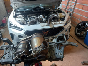 Photo de galerie - Remplacement turbo échange standard Cupra Formentor 2.0 tdi 150cv 4 roue motrices automatique. Tout les joints turbo, fap, egr neufs.
Dépose berceau, transmission, fap, demi ligne échappement, arbre de transmission pour déposer le turbo.