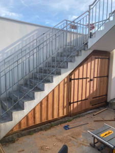 Photo de galerie - Réalisation d'un rangement en douglas sous un escalier 