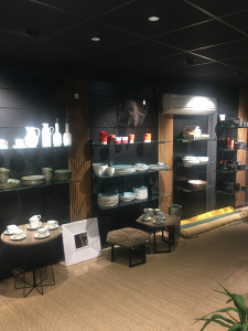 Photo de galerie - Réalisation et pose d’articles et panneaux de décoration dans une boutique 