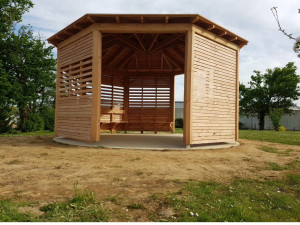 Photo de galerie - Réalisation dalle plus tout le kiosque en bois valeur 35000 euro ttc 