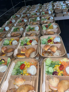 Photo de galerie - Box Salee composé d’une salade crudités et de mignardises salée 