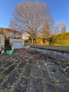 Photo de galerie - Photo avant d’un chantier de nettoyage d’une cour 