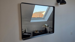Photo de galerie - Fixation de miroir au mur