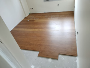 Photo de galerie - Pose d'un parquet collé en babou
