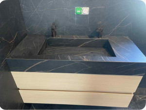 Photo de galerie - Installation d’un meuble vasque moderne en marbre noir et bois clair