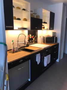 Photo de galerie - Pose complète d’une cuisine ( malheureusement je n’ai plus les photos avec les finitions manquante) 