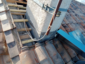 Photo de galerie - Dépose et pose d'un nouveau zinc de cheminée.