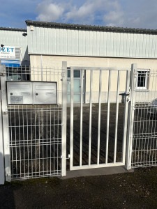 Photo de galerie - Ouverture d’un grillage puis la  mise en place d’un portillon 