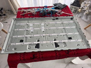 Photo de galerie - Remplacement du système de rétroéclairage LED sur téléviseur, avec démontage complet et tests après intervention.