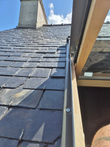 Photo de galerie - Pose d'une fenêtre de toit habillage ardoise crochet