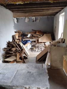 Photo de galerie - Destruction avant rénove complète (escalier, placo, électricité, menuiserie, plomberie...)