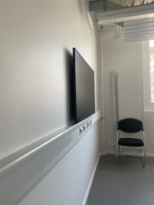 Photo de galerie - Pose de goulotte et d’une tv au mur (industrie) passage de câble électrique et informatique 