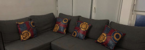 Photo de galerie - Réalisation de housses de coussins sur mesure avec tissu donné par la cliente.