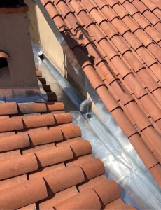 Photo de galerie - Travaux de zinguerie création d'une noue, solins et retour de cheminée 