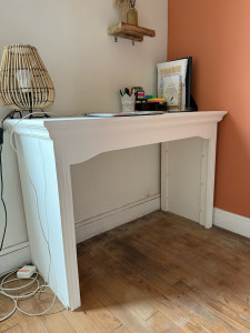 Photo de galerie - Réalisation d’un bureau à partir d’une armoire, ponçage et peinture 