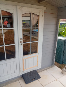 Photo de galerie - Restauration complète d'une porte d'abris de jardin 