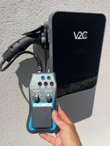 Photo de galerie - Test avant la mise en service d’une borne de recharge.