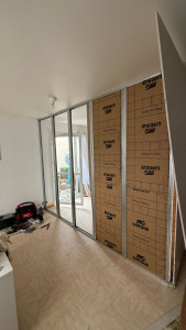 Photo de galerie - Création d’une cloison pour crée une chambre, modification électrique, création de prise et modification d’éclairage, finition, bande, peinture, joint acrylique plaintes 
