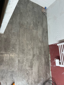 Photo de galerie - Pose de carrelage au sol dans une salle de bain contacter moi si besoin