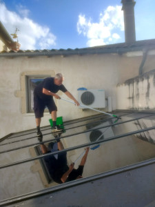 Photo de galerie - Lavage des vitres d'une toiture de véranda