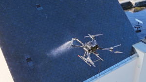 Photo de galerie - Nettoyage toiture par drone
