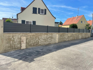 Photo de galerie - Installation d’une clôture en aluminium avec lames horizontales, conçue sur mesure pour sécuriser la propriété tout en apportant un design moderne et élégant.