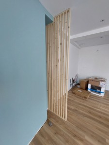 Photo de galerie - Montage d'une paroi claustra en bois